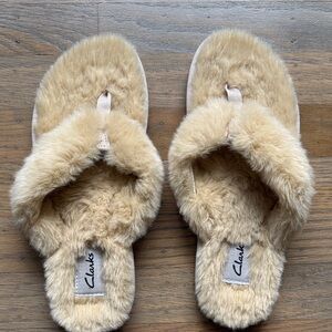 Clarks Plush Beige Slippers size 9